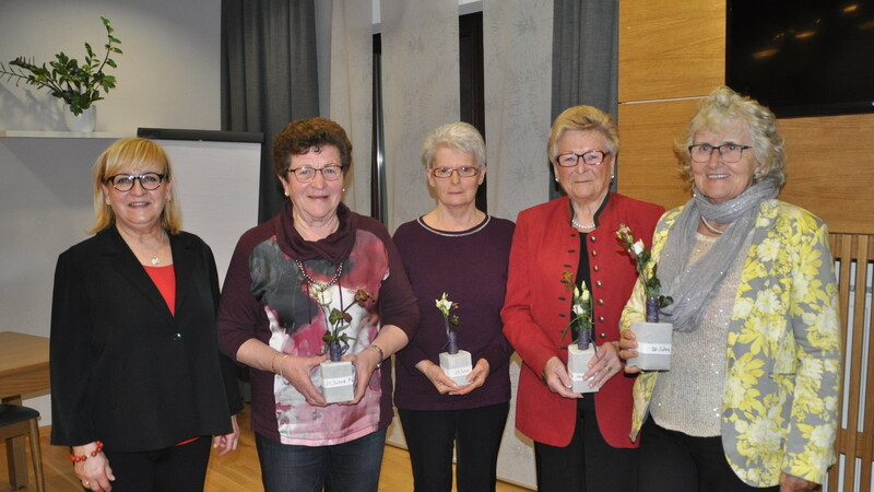 Beate Lausch-Bernreiter (v. l.) gratulierte den Geehrten Auguste Loibl, Roswitha Kramer, Christa Bachmeier und Maria Hecker.