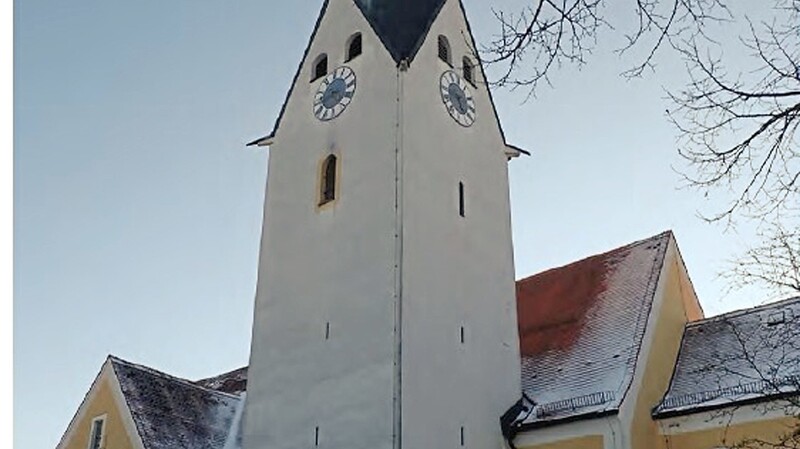 Der sanierungsbedürftige Kirchturm von außen