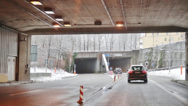 Vor allem bei Spurwechseln kracht es oft in den Deggendorfer B11-Tunneln.