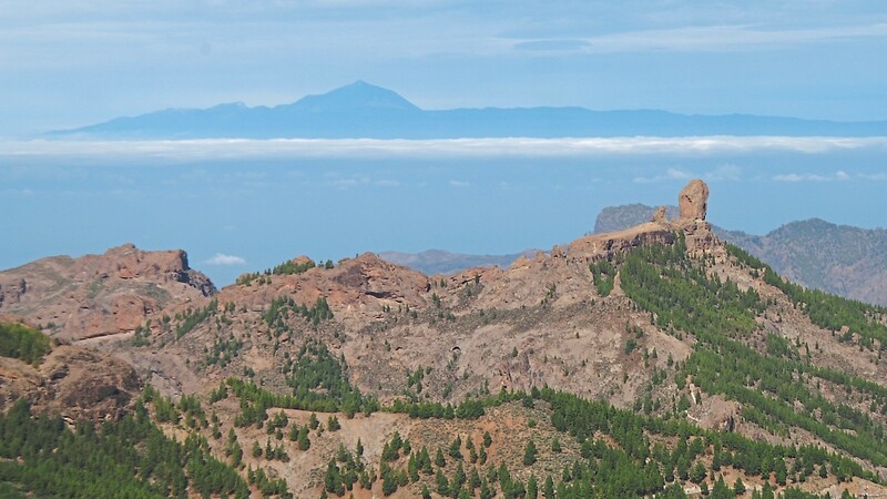 Zu den beliebten Urlaubszielen gehören nach wie vor die Kanaren. Das Bild entstand auf Gran Canaria. Wer hoch zum Roque Nublo wandert, hat von dort bei passendem Wetter einen guten Blick Richtung Teneriffa, wo sich der Teide erhebt.