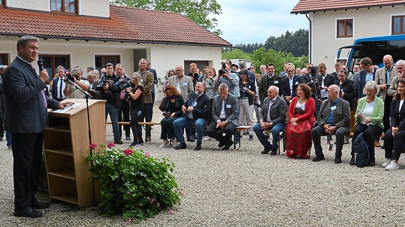 Ministerpräsident Markus Söder kam auch in diesem Jahr zur Hopfenrundfahrt in die Hallertau und sagte den Pflanzern bei dieser Gelegenheit Hilfe bei der Frage der Bewässerung der Hopfengärten zu.