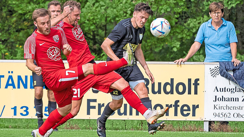 Der FC Oberpöring (in Schwarz) zeigte gegen Simbach eine starke Leistung.