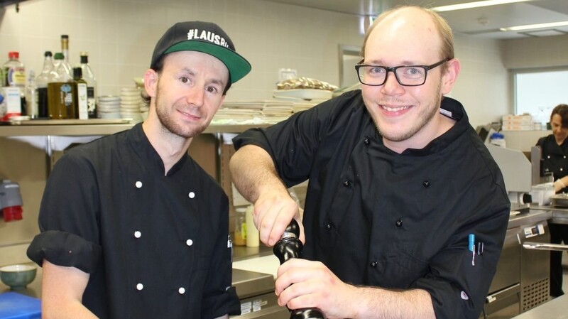 Stephan Fischer und Manuel Mühlbauer sind die neuen Chefs im Restaurant in der Chamer Stadthalle.