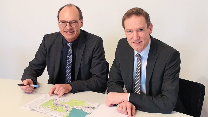Regierungspräsident Rainer Haselbeck und Rolf-Peter Klar, Leiter des Sachgebietes Städtebau, Bauordnung der Regierung von Niederbayern, besprechen die Situation der Städtebauförderung.