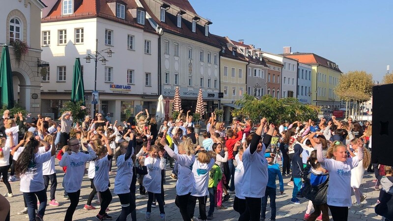 Zur Eröffnung am 2. Oktober: Tanz-Flashmob am Oberen Stadtplatz.