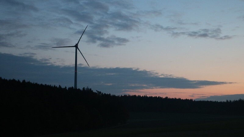 Das Windrad in Moosthann dreht sich seit 2014. Doch sonst geht der Windradausbau auch im Raum Landshut schleppend voran.