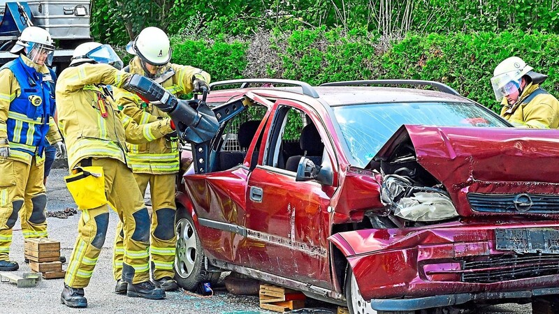 Eine Szene, wie sie im Ernstfall ist: Der Fahrer musste mittels eines Rettungsspreizers (Bild) und einer Rettungsschere geborgen werden.