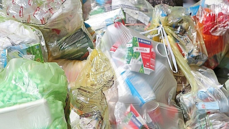 Immer wieder mittwochs türmen sich die Gelben Säcke an der Straße. Viele Landshuter wollen jetzt ihren Plastikverbrauch einschränken.