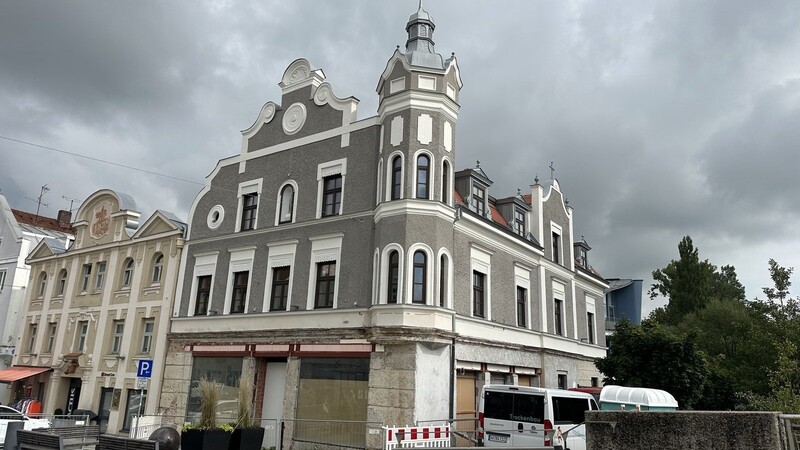 Das Wohn- und Geschäftshaus am Stadtplatz 22 in Vilsbiburg wurde 1903 errichtet, nachdem das untere Stadttor abgerissen wurde.