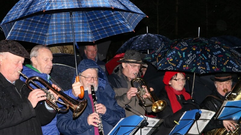 Der Regenschirm war am Samstagabend gefragtes Utensil bei der traditionellen Waldweihnacht des Alpenvereins. Trotz widriger Verhältnisse wollten sich viele das "Stille Nacht" im finstren Walde nicht entgehen lassen.