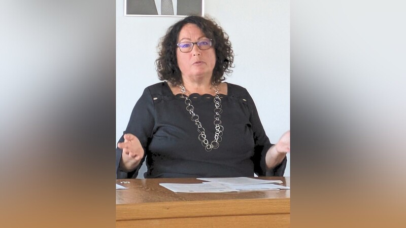 Schulamtsdirektorin Christiane Niedermeier erklärte ihre Sisyphusarbeitzur Unterrichtsplanung und Personalversorgung.