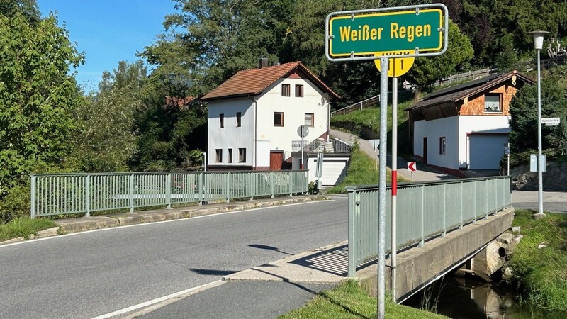 Die vier Brücken in Arrach sollen noch in diesem Jahr geprüft werden - zum Beispiel auch die Brücke über den Weißen Regen bei der Ampelkreuzung.