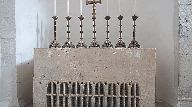 Ein ganz rätselhafter Altar steht in der Stephanuskapelle im Domkreuzgang und kann am Sonntag besichtigt werden. Der Altar muss älter sein als die Kapelle, also vor 960 entstanden sein, da er schlicht nicht durch die Tür passt.