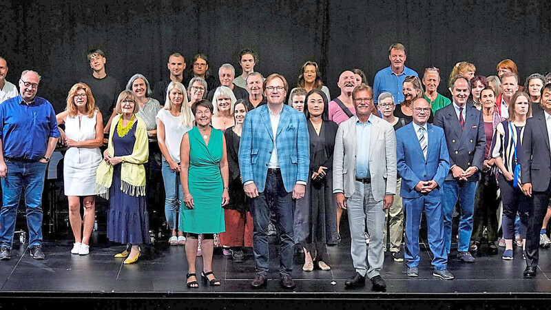 Das Team des Landestheater Niederbayern ist groß: Auf der Bühne, aber auch hinter der Bühne arbeiten etliche Menschen im künstlerischen, handwerklichen und Verwaltungsbereich zusammen, um für Besucher ein bestmögliches Theatererlebnis zu schaffen.
