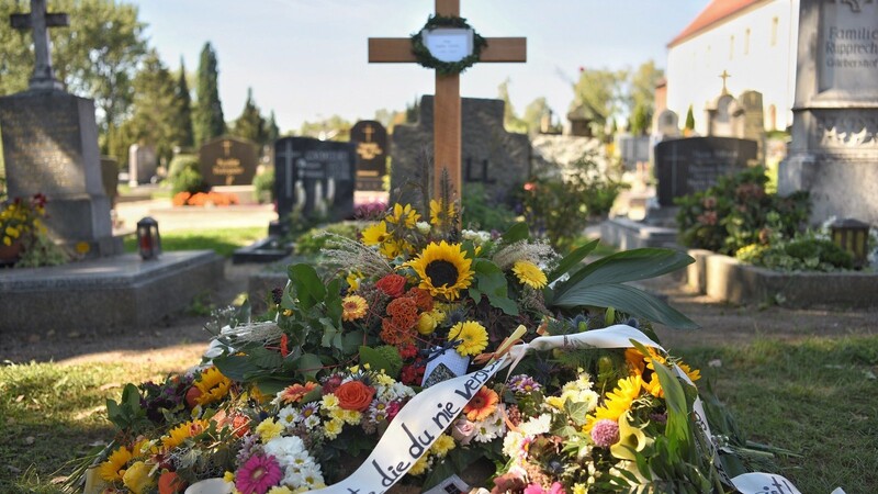 Ein Kreuz steht im September 2018 auf dem frischen Grab von Sophia Lösche auf dem Katharinenfriedhof in Amberg. Die beim Trampen getötete Studentin ist im Familien- und Freundeskreis beigesetzt worden.
