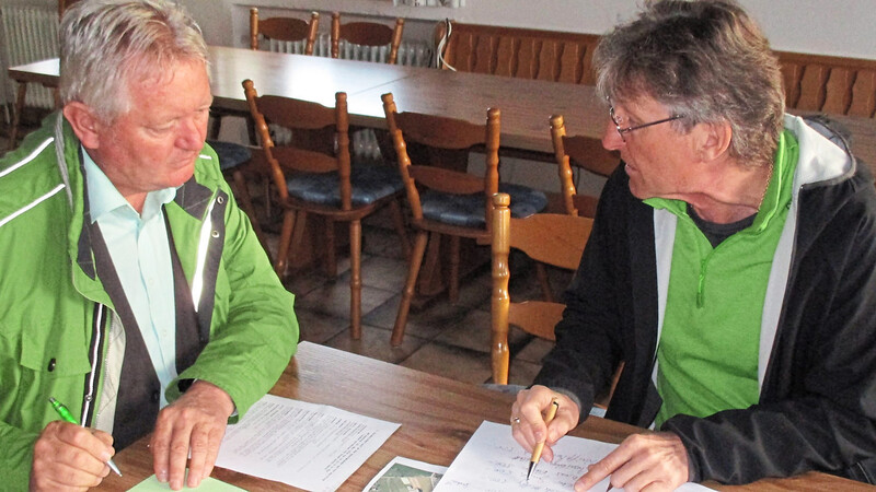 Bürgermeister Georg Wagner und Robert Fischer (rechts) besprechen den genauen Ablauf des dritten Kinderlobbylaufs am Samstag, 25. Mai.