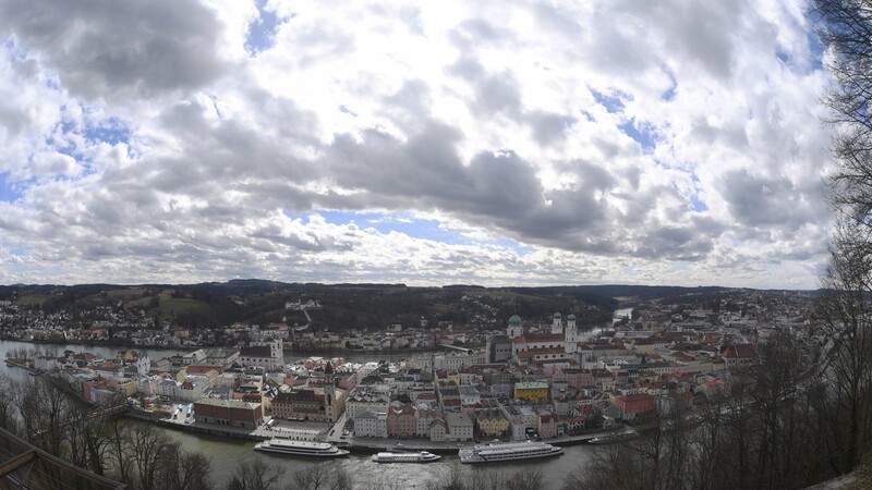 13.03.2018, Bayern, Passau: Wolken und Sonne über der Niederbayerischen Drei-Flüsse-Stadt Passau sind von der Feste Oberhaus aus zu sehen. Foto: Felix Hörhager/dpa +++(c) dpa - Bildfunk+++  Verwendung weltweit