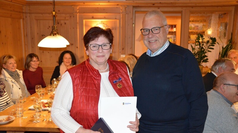 Der Ehrenpräsident des Deutschen Feurwehrverbandes, Hans-Peter Kröger, verlieh Imelda Weber die Deutsche Feurwehr-Ehrenmedaille.