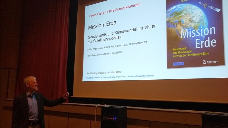 Dr. Detlef Angermann bei seinem Vortrag im Postsaal