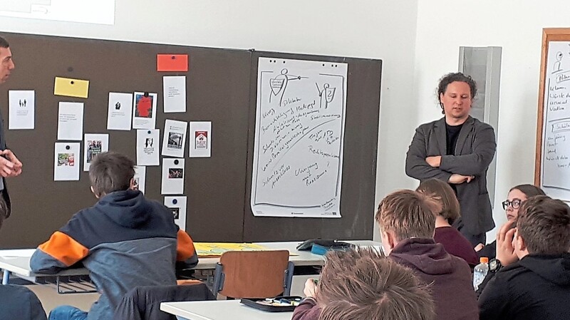 Mario Benedetti (r.) und Bernd Kohlmann von der Staatlichen Schulberatungsstelle Niederbayern diskutierten mit Schülern der neunten Klassen über demokratische Grundwerte und gaben Denkanstöße.
