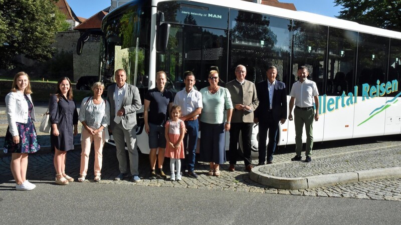 Landrat Franz Löffler freute sich über den Neustart der Buslinie Bad Kötzting-Furth im Wald mit den Bürgermeistern der anliegenden Gemeinden, den ÖPNV-Mitarbeitern und Busunternehmer Tobias Ritz mit Tochter Luisa.