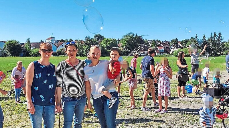Zum Seifenblasenflashmob im Juli 2022 kamen spontan über 50 Personen. Martina Weiher, Luise Heine und Rebekka Caruso (v. l.) ergänzen sich bei den "Jungen Frauen" im Team mit Sandra Steinbach gegenseitig.