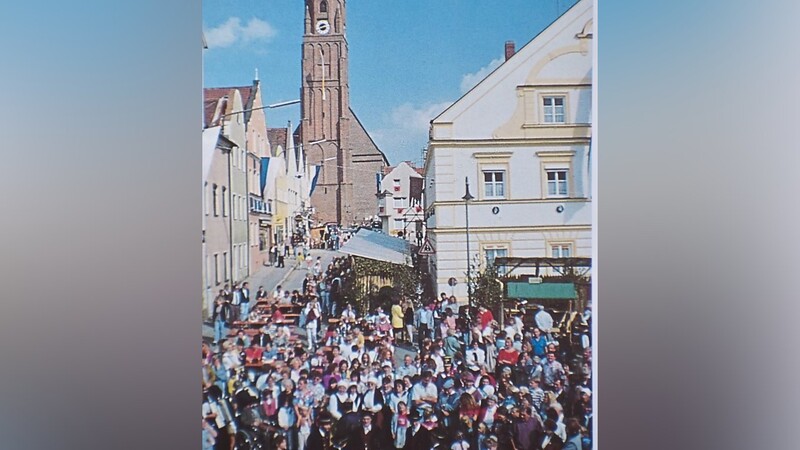 1993 feierten die Geisenhausener begeistert die Markterhebung 600 Jahre zuvor. Das Bild zeigt den Marktplatz mit Handwerkermarkt im Jahr 1993.