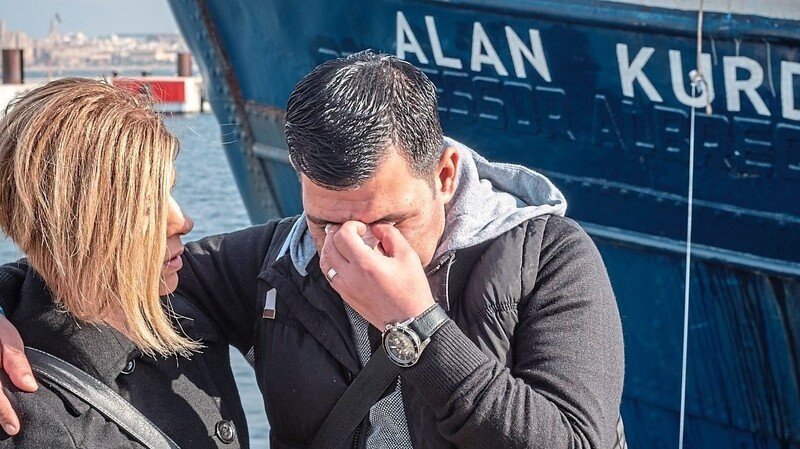 Alan Kurdis Vater nahm die Schiffstaufe sichtlich mit.