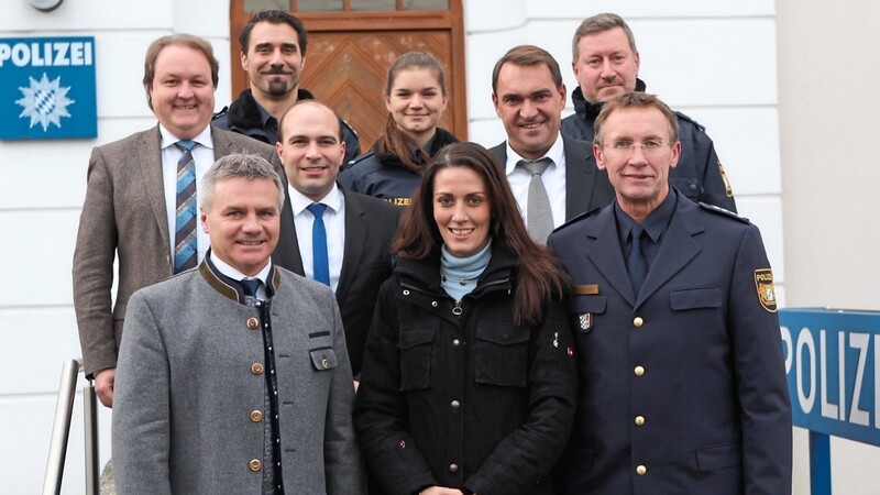 Dienststellenleiter Erster Polizeihauptkommissar Bernhard Walter (r.) und seine Kollegen begrüßten die Kommunal-, Landes- und Bundespolitiker in der Polizeiinspektion Rottenburg.