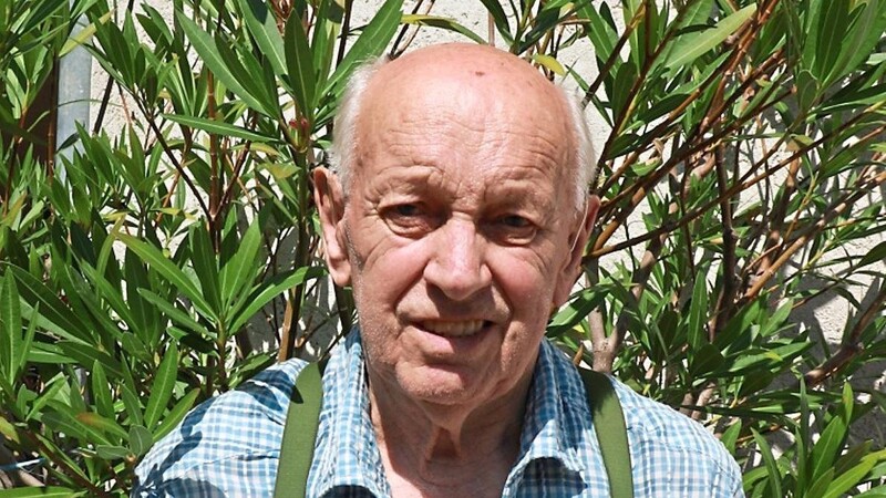 Josef Kinzkofer kümmert sich auch im Alter von 90 Jahren noch um die Blumen und Sträucher in seinem Garten
