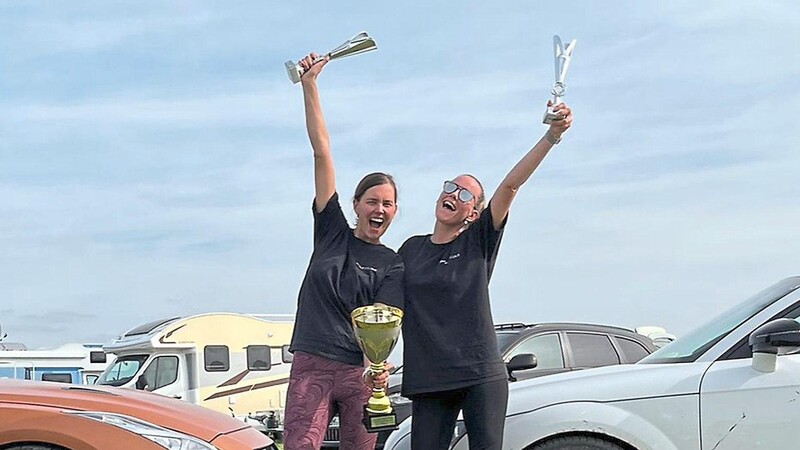 So sehen Siegerinnen aus: Nicole Prinzing (links) mit dem Pokal für den Gesamtsieg und der Trophäe für den ersten Platz bei den Frauen; ihre Freundin Natascha Philipps wurde hier Dritte.