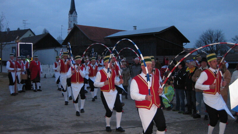Die Frontenhausener Schäffler traten beim Dorffasching auf.