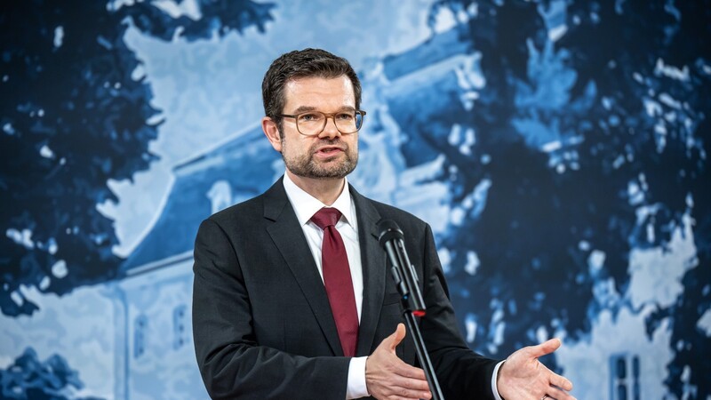 Marco Buschmann (FDP), Bundesminister der Justiz, gibt ein Pressestatement ab bei der Halbzeit-Klausur des Bundeskabinetts auf Schloss Meseberg.
