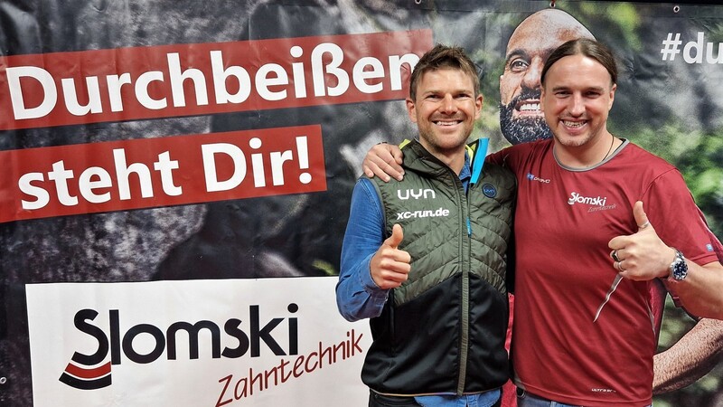 Wenn Willenskraft und Ausdauer zum Erfolg führen: der mehrfache Deutsche Meister im Ultratrail Markus Mingo (l.) und Slomski-Geschäftsführer Marcus Bilek.