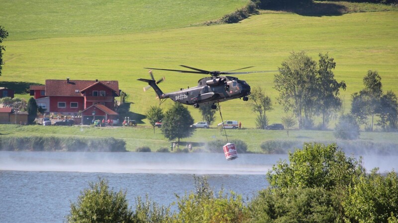 Der CH 53 der Bundeswehr bei der Wasseraufnahme am Drachensee