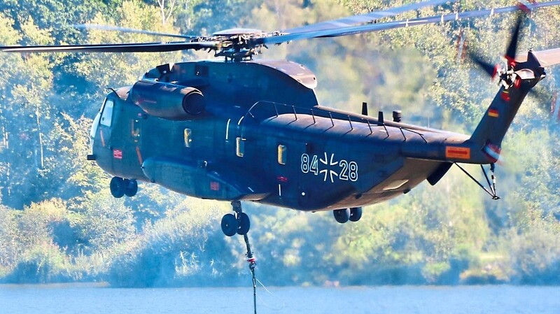 Dieser riesige Sikorsky CH-53 der Bundeswehr schwebte nur knapp über der Seefläche.