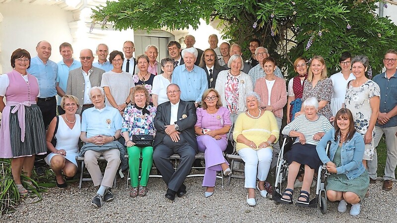 Die Teilnehmer beim 71. Winziger-Treffen versammelten sich im Neufraunhofener Schlosshof.