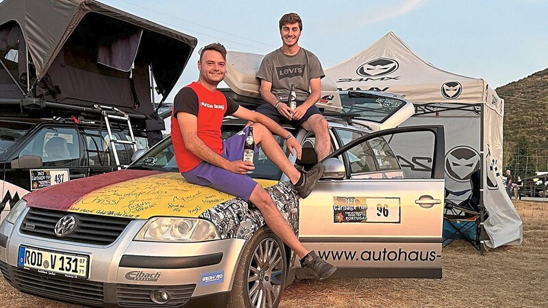 Ein Erlebnis der etwas anderen Art: Fabian König (links) aus Mitterkreith und Tobias Lorenz aus Mitterdorf beteiligten sich mit einem 21 Jahre alten VW Passat am Carbage Run, einem ungewöhnlichen Rennen von Frankreich nach Portugal.