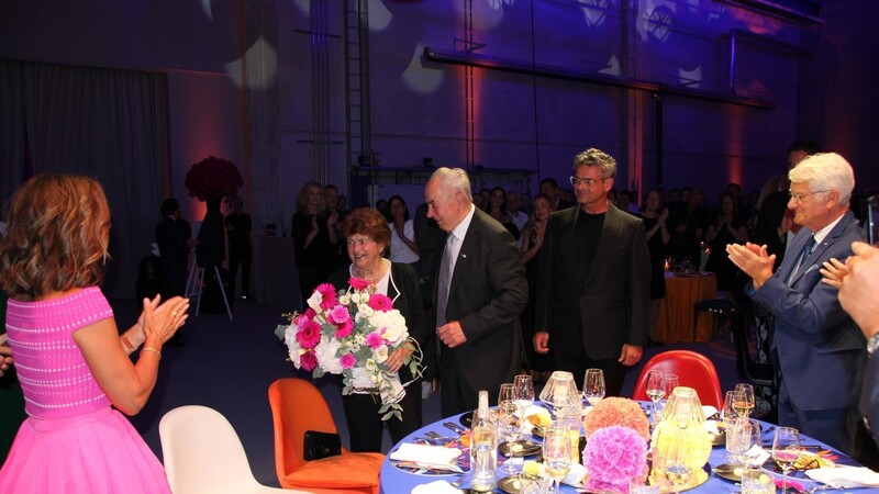 Mit Standing Ovations ehren die Gäste das Lebenswerk von Josef und Monika Rädlinger.