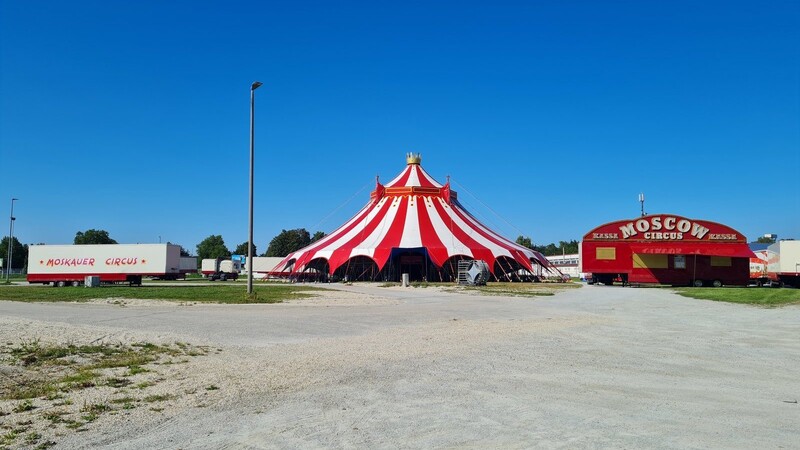 Der Moskauer Circus ist derzeit in Plattling. Aus Neumarkt in der Oberpfalz waren ihm Vorwürfe vorausgeeilt. Die Stadt Plattling sah jedoch keinen Grund, ihn nicht in der Stadt gastieren zu lassen.