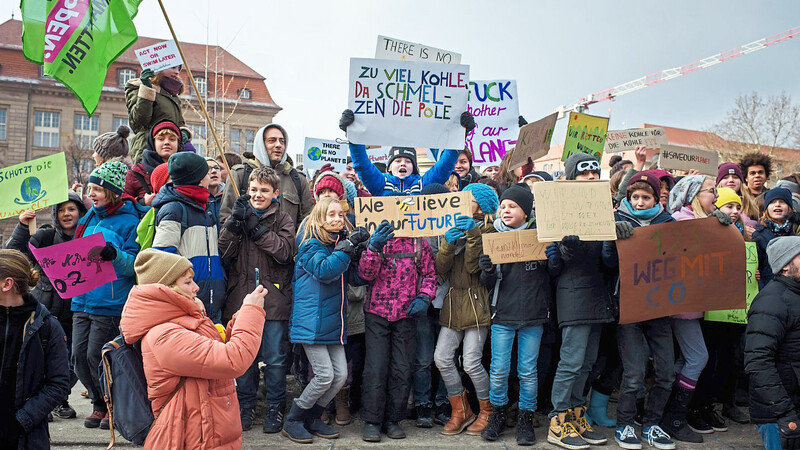 Schüler demonstrieren in Berlin gegen die Kohleverstromung und für eine ehrgeizigere Klimaschutzpolitik.