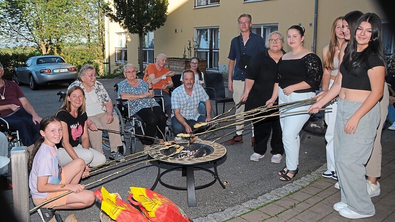 Das erste Brieffreundschaftsfest feierten die Schüler des Gymnasiums gemeinsam mit den Bewohnern des AWO-Seniorenheims Bayerwaldblick.