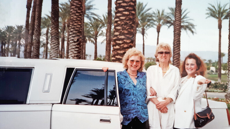 Helene Littner (rechts) bekam oft Besuch: Hier von ihrer Mutter (links). Mit einer Freundin waren sie in Palm Springs unterwegs.