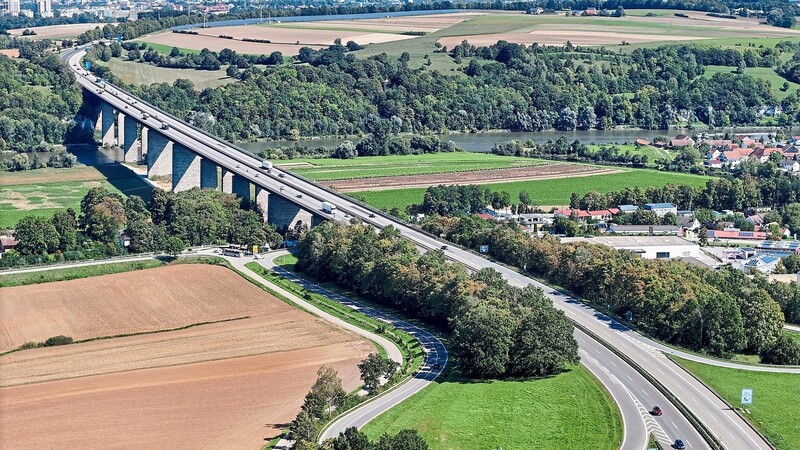 930 Meter lang, 47 Meter hoch und 29 Meter breit: Die Sinzinger Autobahnbrücke verbindet Stadt und Landkreis Regensburg. Bald wird das spektakuläre Bauwerk abgerissen.