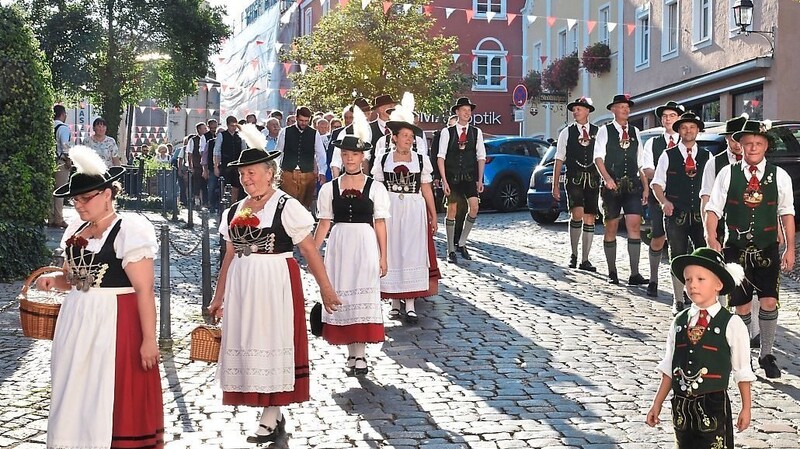 Beim Auszug vom Rathaus zum Festplatz war auch der Gebirgstrachtenverein Isartaler Moosburg mit vertreten. Der Verein feiert heuer ein besonderes Jubiläum - sein 100-jähriges Bestehen.