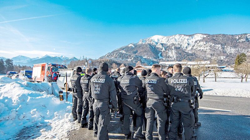 Polizisten sind im Schlechinger Ortsteil Raiten im Einsatz. Das Dorf drohte von einer Staublawine getroffen zu werden. 230 Menschen mussten ihre Häuser verlassen.