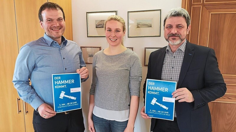 Freuen sich auf die Auktion und hoffen, dass möglichst viele Leute kommen: Beisitzer und Ideengeber Siegi Mühlbauer, Stadtmarketing-Chefin Anna Igl und Bürgermeister Sandro Bauer (von links).