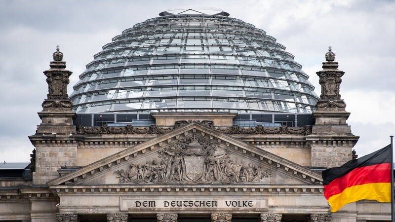Wolken ziehen über das Reichstagsgebäude.