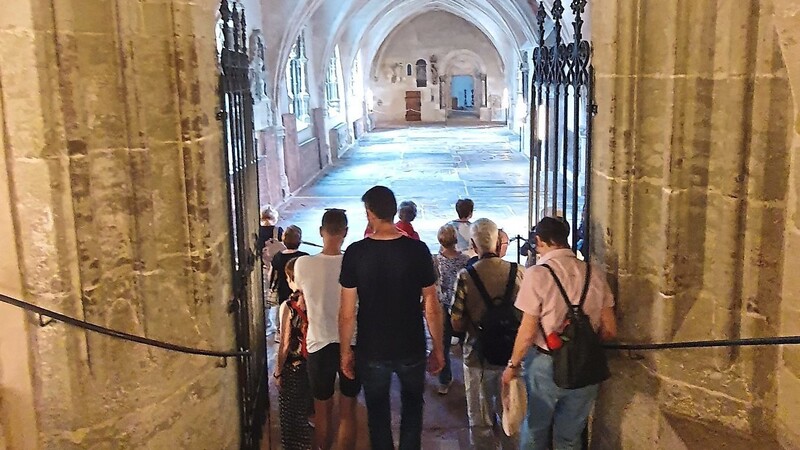 Gäste im Regensburger Domkreuzgang, wo die Führungen besonders begehrt waren.