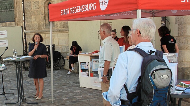 Am Kassiansplatz diskutierte OB Gertrud Maltz-Schwarzfischer am Freitagnachmittag eineinhalb Stunden lang mit interessierten Bürgern über das Thema Energie.